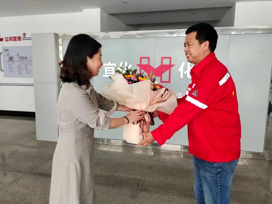 宜昌市總工會黨組成員、副主席李敏一行到化機(jī)公司慰問市勞動(dòng)模范左霄(圖1) 圖片