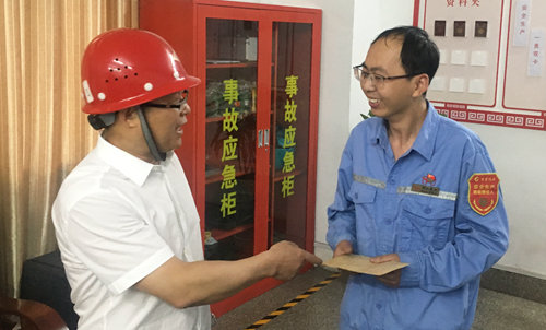 王大真到宜都園區(qū)、股份公司看望慰問基層黨員(圖2)