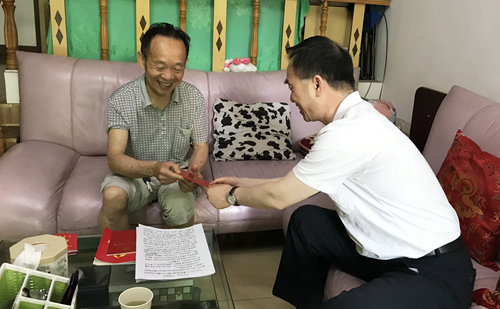 集團領導看望慰問離退休黨員、基層困難黨員和年輕黨員(圖3)