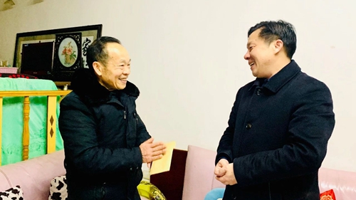 集團(tuán)領(lǐng)導(dǎo)春節(jié)前走訪慰問一線職工、困難職工和離退休老干部(圖3)