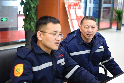 集團(tuán)領(lǐng)導(dǎo)春節(jié)前走訪慰問一線職工、困難職工和離退休老干部(圖4)