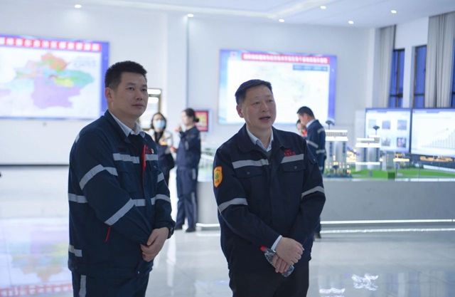 黃智華、王大真一行到新疆宜化和新疆宜化礦業(yè)現(xiàn)場調(diào)研(圖3)