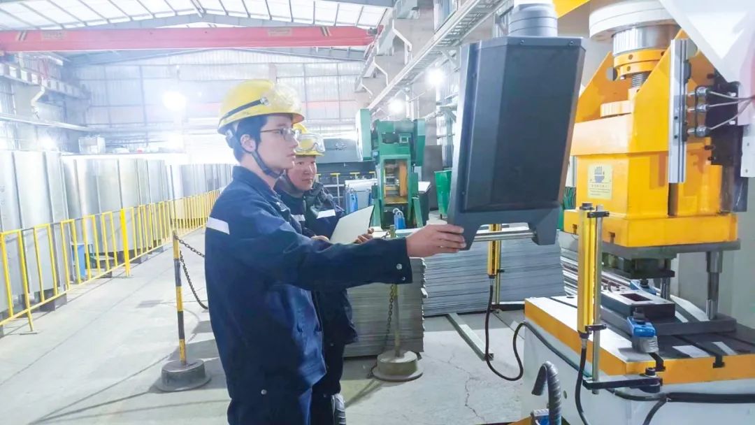 青海宜化電石分廠電極殼班：加強標(biāo)準(zhǔn)化建設(shè)，保障電石爐長周期穩(wěn)定運行(圖3)