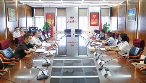 宜昌市總工會黨組書記、常務(wù)副主席皮祖武一行到宜化集團(tuán)調(diào)研