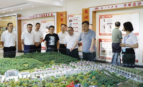 袁衛(wèi)東、王大真到金沙酒業(yè)調(diào)研指導(dǎo)工作