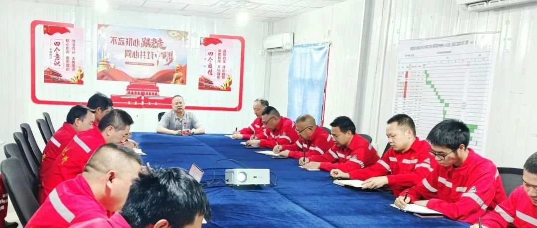 化機(jī)公司黨委書記、董事長(zhǎng)、總經(jīng)理?xiàng)钪袧傻叫陆?xiàng)目部現(xiàn)場(chǎng)辦公